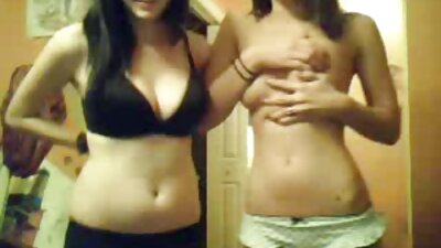 Teen ist in einem Gonzo-Video mit ihrer reife frauen free porn Freundin vor dem Spiegel