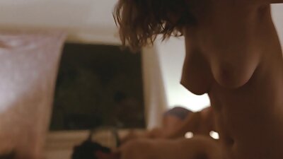 Winzige Frau öffnet ihre Muschi neben einem Flügel deutsche sexfilme mit älteren frauen im Inneren